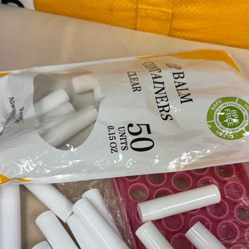 Lip Balm Making Kit Blank White Lip Balm Tubes for DIY Cosmetics and pink tray